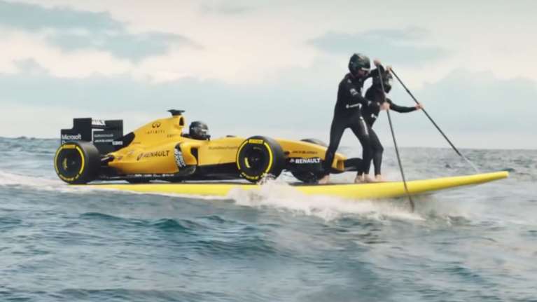 Η θεά με το μαγιώ και η Renault Sport F1