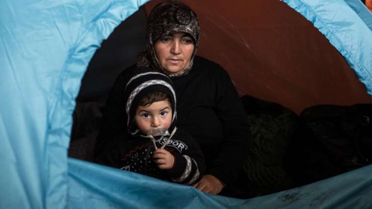 «Μάχη» με τον άνεμο δίνουν οι πρόσφυγες στην Ειδομένη