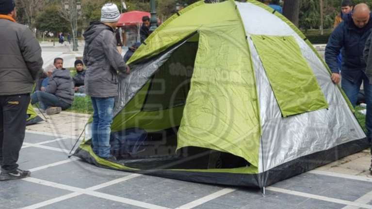 Κατασκήνωσαν στην πλατεία Αριστοτέλους οι πρόσφυγες