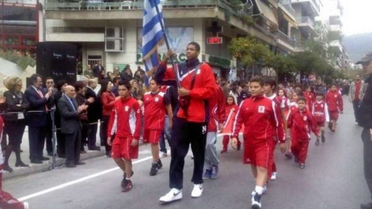 Οταν ο Αντετοκούνμπο παρήλαυνε με την ελληνική σημαία