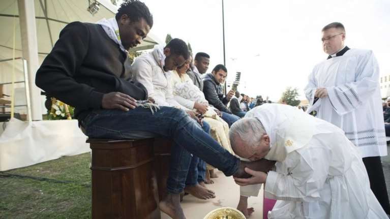 Τα πόδια προσφύγων διαφορετικών θρησκειών έπλυνε ο Πάπας