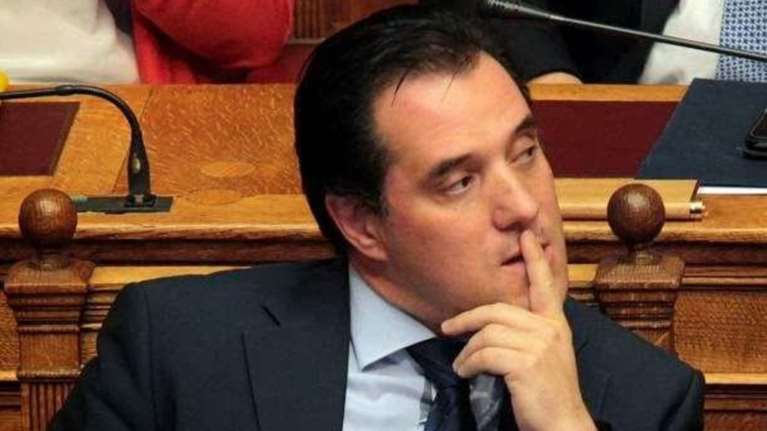 Ο Άδωνις αποκάλεσε «ανιστόρητο» και «ημιμαθή» τον Βαρουφάκη