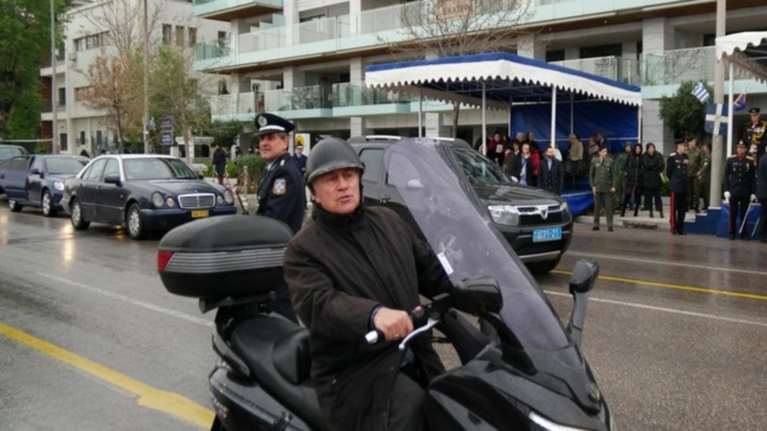 «Παρέλασε» και ο Ψωμιάδης με ...σκούτερ! (φωτό)