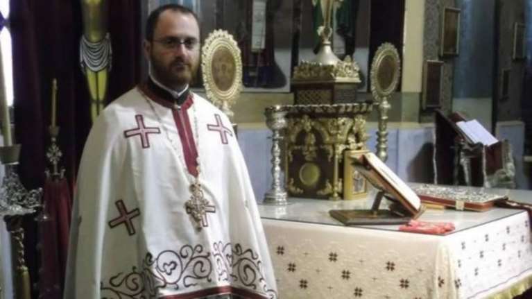 Παπάς τραγουδά Παντελίδη στη Λέσβο! (video)