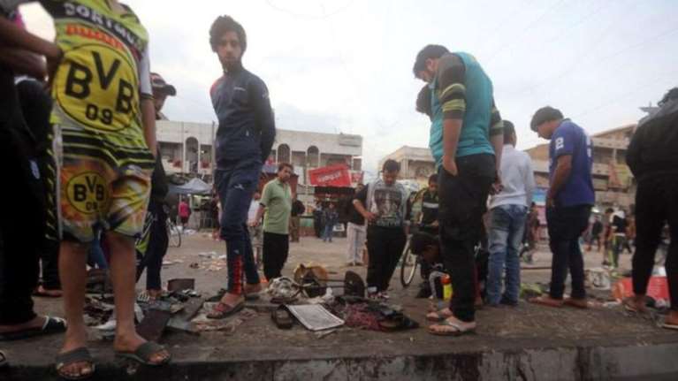 Η στιγμή που έφηβος τζιχαντιστής ανατινάζεται σε γήπεδο του Ιράκ