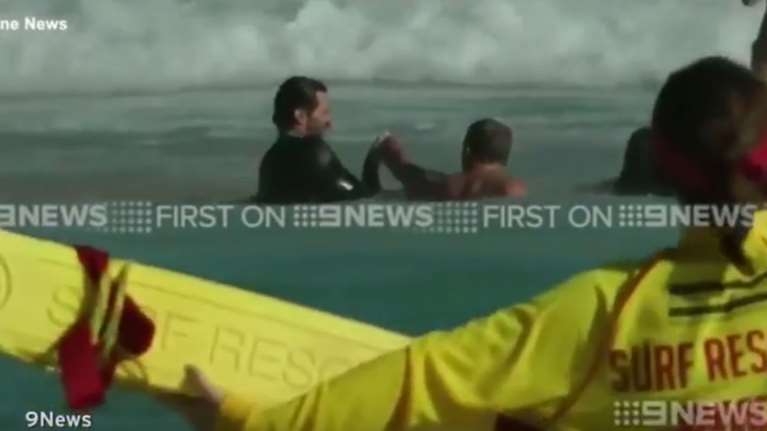 Ο Χιου Τζάκμαν σώζει το γιο του στη θάλασσα (video)