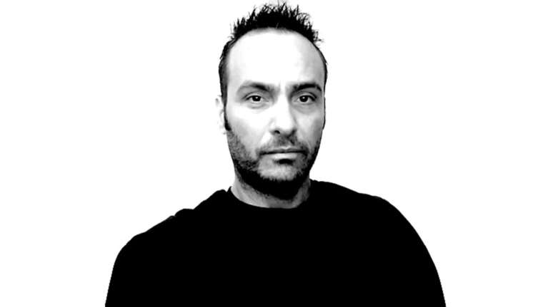 Αφελείς και ανίκανοι στο λάκκο με τα φίδια