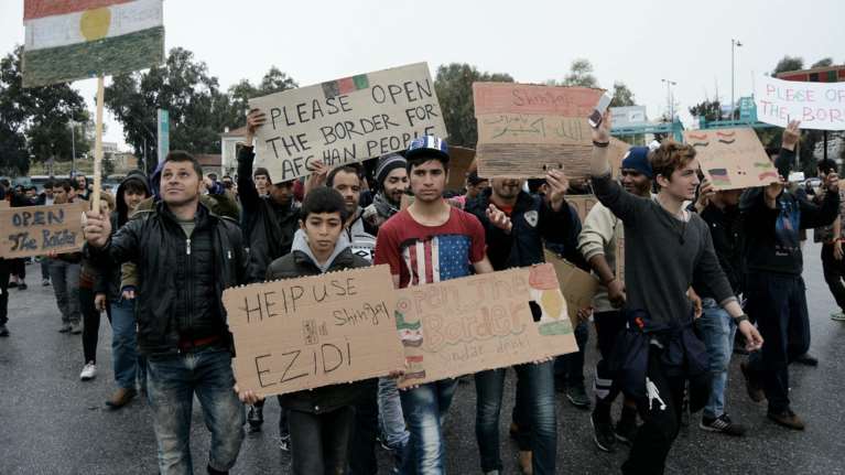 Πρόσφυγες έκλεισαν την εθνική οδό Θεσσαλονίκης Ευζώνων