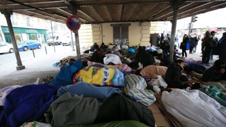 Αφημένοι στη μοίρα τους δεκάδες μετανάστες στο Παρίσι φωτό