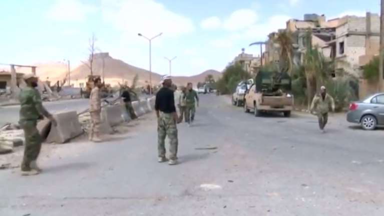 Σύροι στρατιώτες παίζουν μπάλα στην Παλμύρα video