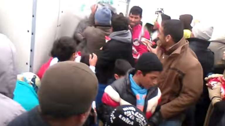 Εικόνες ντροπής: Δείτε πως μοιράζουν τρόφιμα σε πρόσφυγες στο Κουτσόχερο