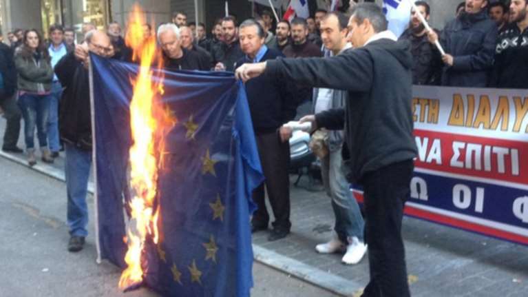 Μέλη του ΠΑΜΕ καίνε σημαίες της ΕΕ στο υπ. Οικονομικών