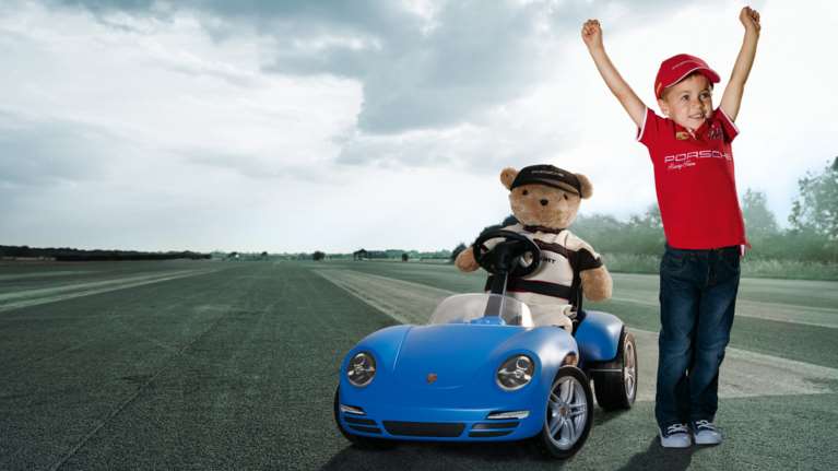 H Porsche έχει δώρα για τα βαφτιστήρια αλλά και για τους νονούς!