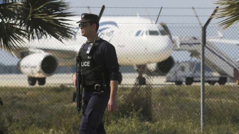 Επέμβαση στο αεροπλάνο ετοιμάζουν οι κυπριακές αρχές