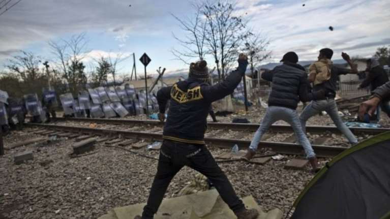 Επεισόδια μεταξύ προσφύγων &amp; αστυνομίας στην Ειδομένη