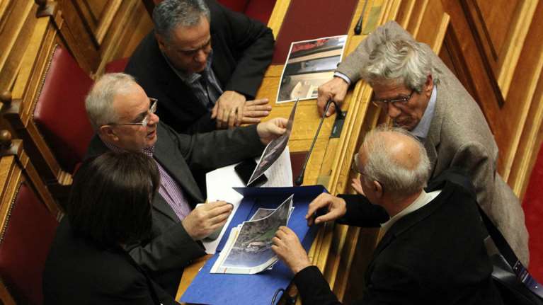 Ο Βίτσας «ξεναγεί» τους υπουργούς στα νέα hotspots