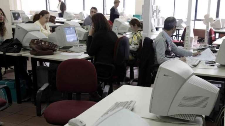 Σε φόρους και εισφορές το 60% του μισθού