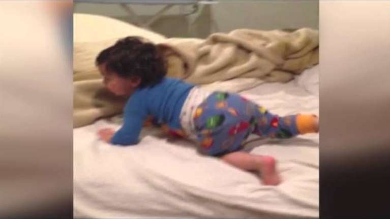 Aυτός ο μπόμπιρας βρήκε τον πιο πρωτότυπο τρόπο για να μη κοιμηθεί