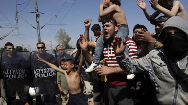 Χάος στους καταυλισμούς, πορείες (;) και επεισόδια