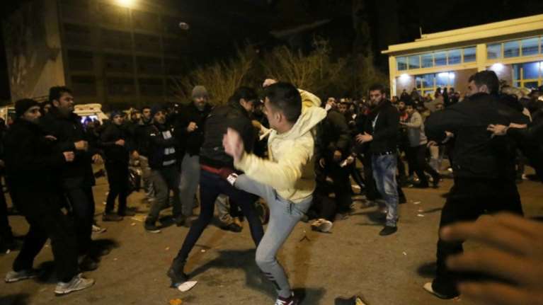 Ολονύκτιες συγκρούσεις Σύρων-Αφγανών στον Πειραιά