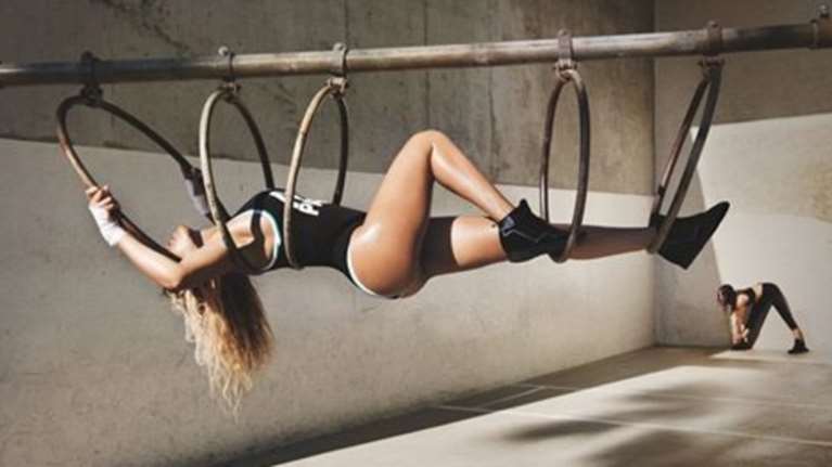 Ποια διάσημη τραγουδίστρια κρεμάστηκε για να προωθήσει τα ρούχα της;