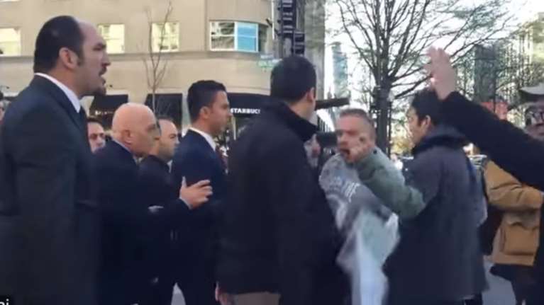 Σωματοφύλακες του Ερντογάν χτύπησαν δημοσιογράφους