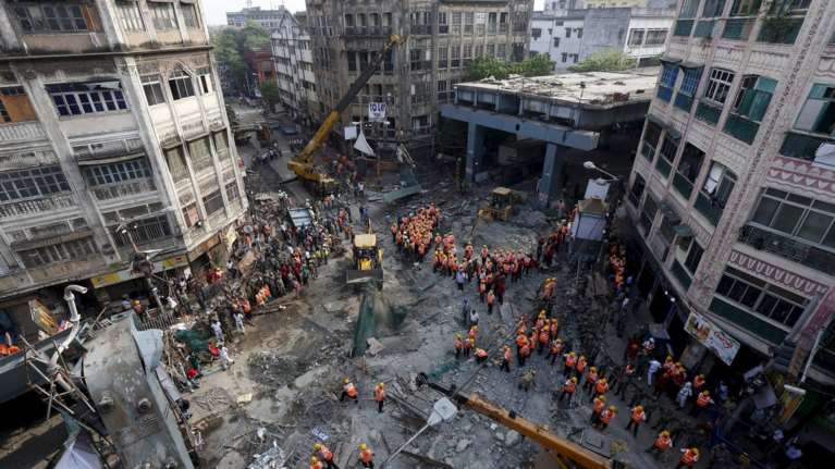 Μάχη με τον χρόνο στα συντρίμμια της γέφυρας στην Καλκούτα για επιζώντες