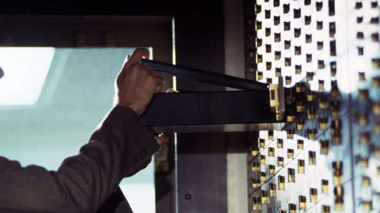 Μπαράζ από κατασχέσεις εξπρές σε καταθέσεις, θυρίδες, ομόλογα, μετοχές