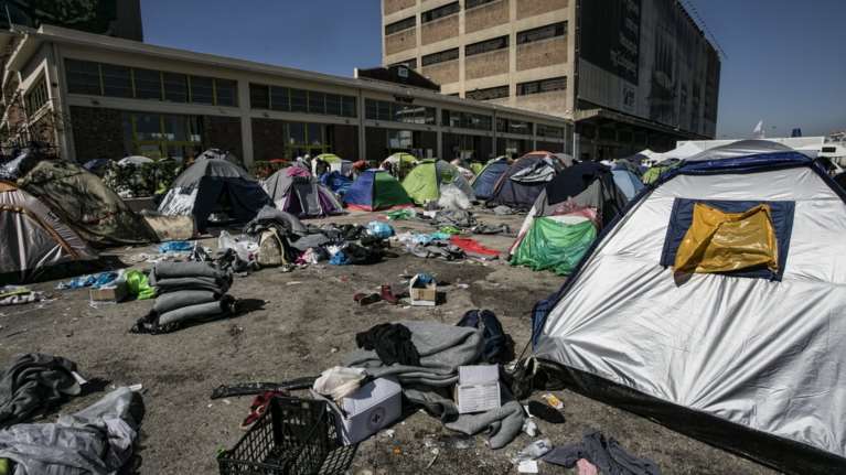 Δεν φεύγουν οι πρόσφυγες από Πειραιά,φεύγει ο Δήμος