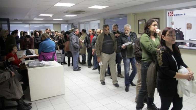 Η εφορία «ληστεύει» το 2016 όλες τις κοινωνικές ομάδες