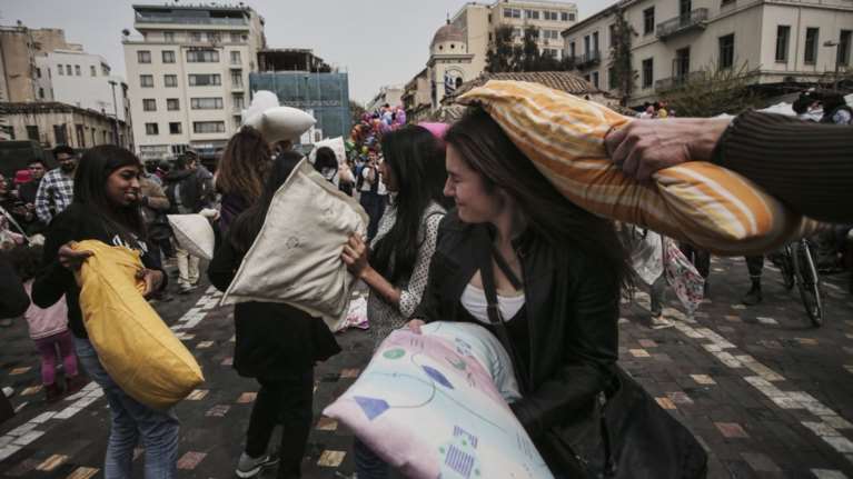 Ξεφάντωσαν σε Αθήνα &amp; Θεσσαλονίκη με τα μαξιλάρια τους