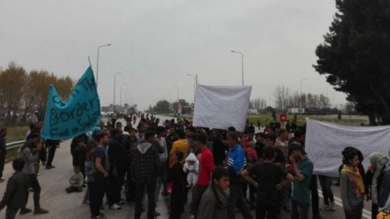 Πρόσφυγες έκλεισαν την Εθνική Οδό Θεσσαλονίκης -Ευζώνων