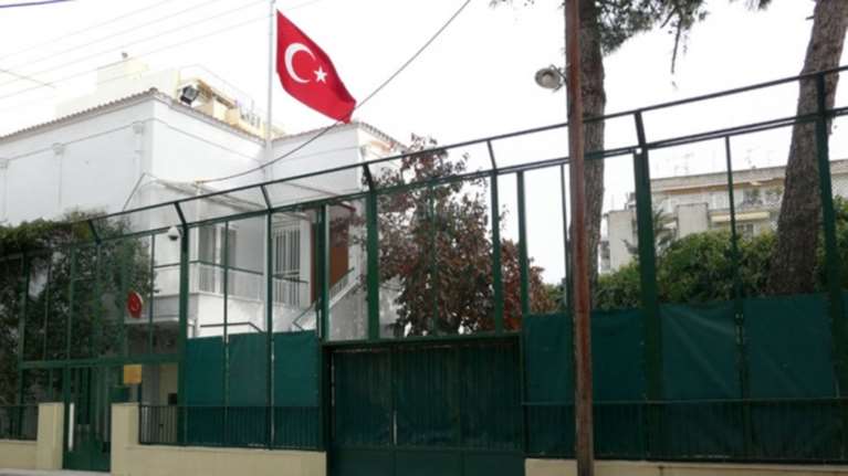 Βόμβες μολότοφ κατά ΜΑΤ στο τουρκικό προξενείο στη Θεσσαλονίκη