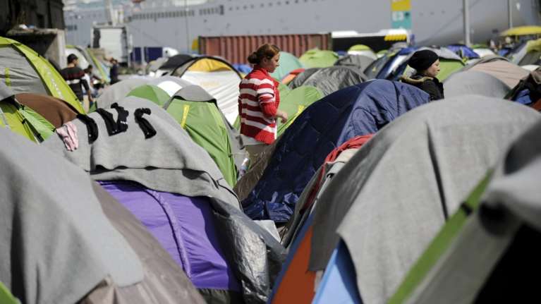 Απέραντος καταυλισμός με 4.800 μετανάστες το λιμάνι του Πειραιά