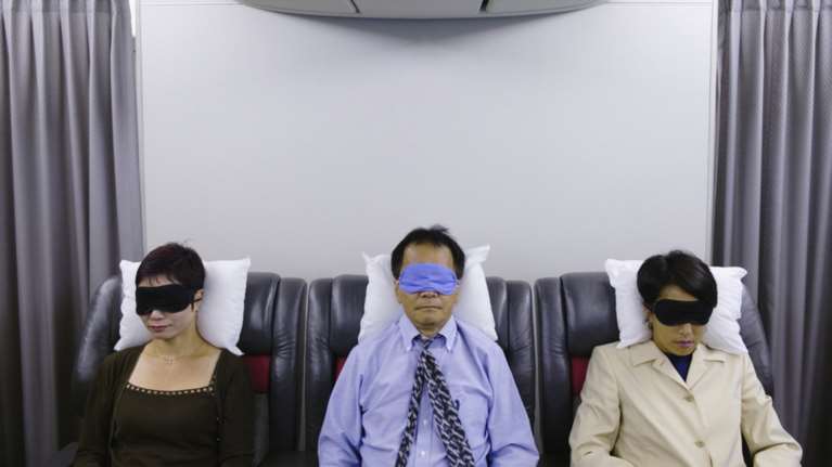 Πώς να κοιμάστε καλύτερα όταν ταξιδεύετε με αεροπλάνο