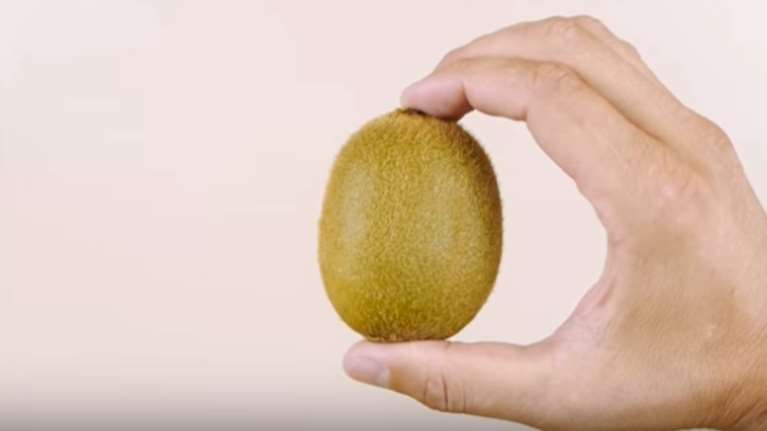 Aυτός είναι ο πιο εύκολος τρόπος να καθαρίσεις ένα ακτινίδιο