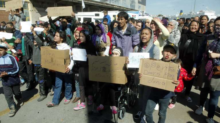 Πρόσφυγες και μετανάστες ετοιμάζουν νέα πορεία από Πειραιά στο Σύνταγμα