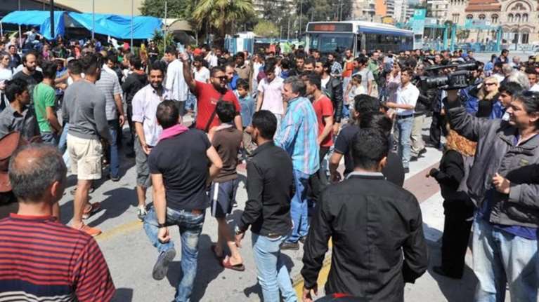 Με εκκλήσεις προσπαθούν να απομακρύνουν τους πρόσφυγες