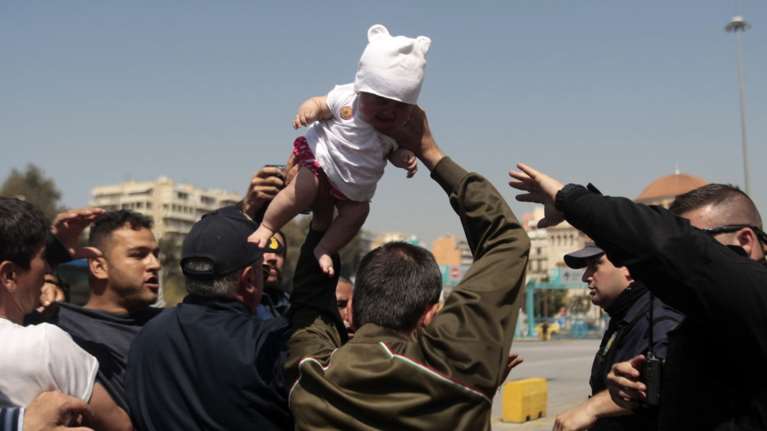 Σοκ!Πατέρας απείλησε να πετάξει το μωρό του σε λιμενικό