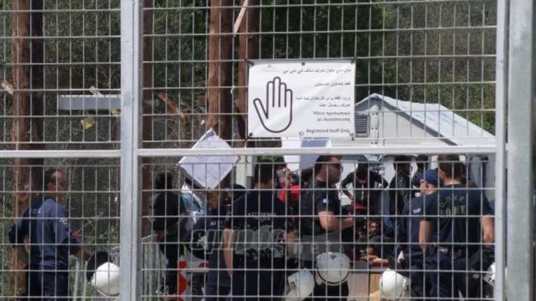 Μετανάστες κατέλαβαν το hotspot στη Λέσβο