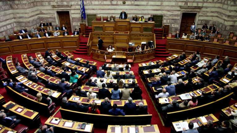 Διετή ρήτρα εχεμύθειας βουλευτών προτείνει ο Βούτσης