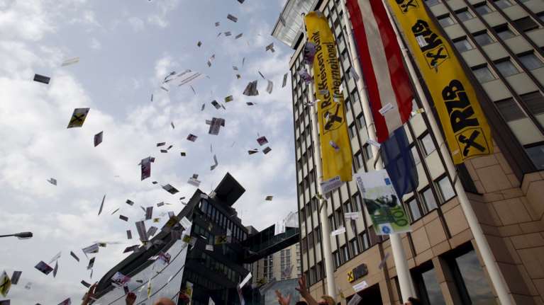 Αυστρία: Πετούν χρήματα μπροστά  σε «αμαρτωλή» τράπεζα