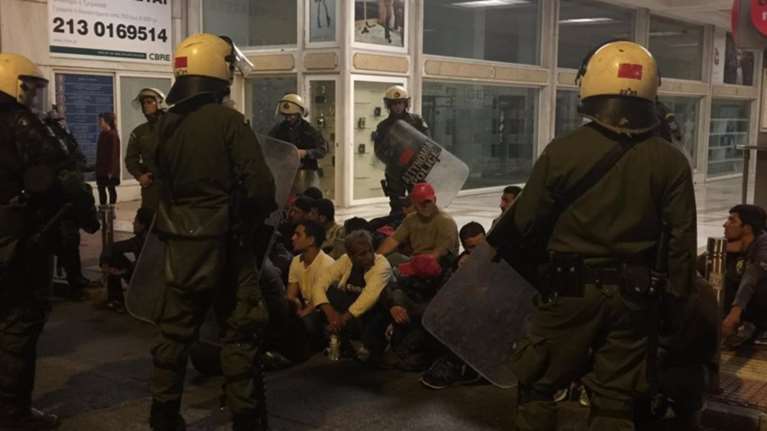 «Κλεφτοπόλεμος» με πρόσφυγες τη νύχτα στο κέντρο της Αθήνας