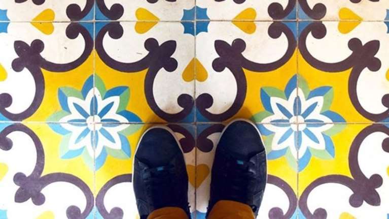 Βόλτες στις Ευρωπαϊκές πόλεις κοιτάζοντας προς τα κάτω