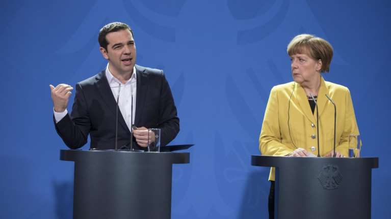 Handelsblatt: Το δίλημμα της Μέρκελ για την Ελλάδα