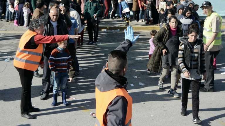 «Κρύβουν» τους πρόσφυγες στην άκρη του λιμανιού