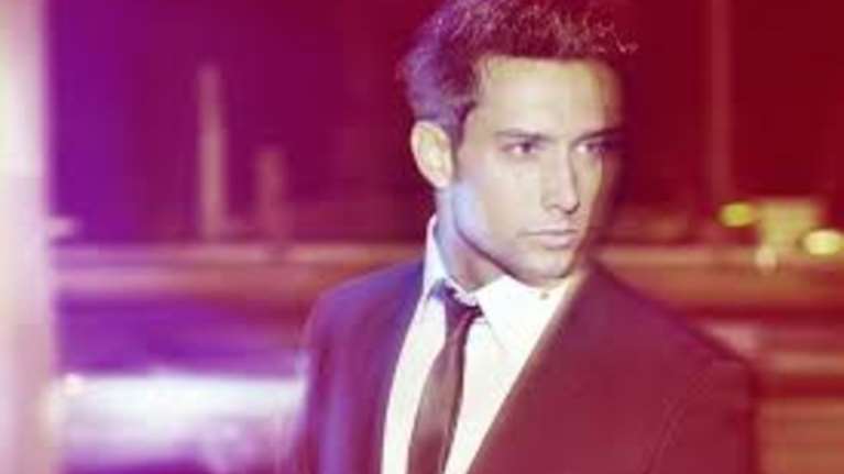 Ποιος είναι ο άνδρας που τσουγκρίζει αβγά με την Άντζελα Δημητρίου;