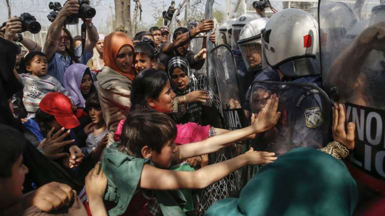 Γυναίκες και παιδιά κόντρα στα ΜΑΤ στην Ειδομένη