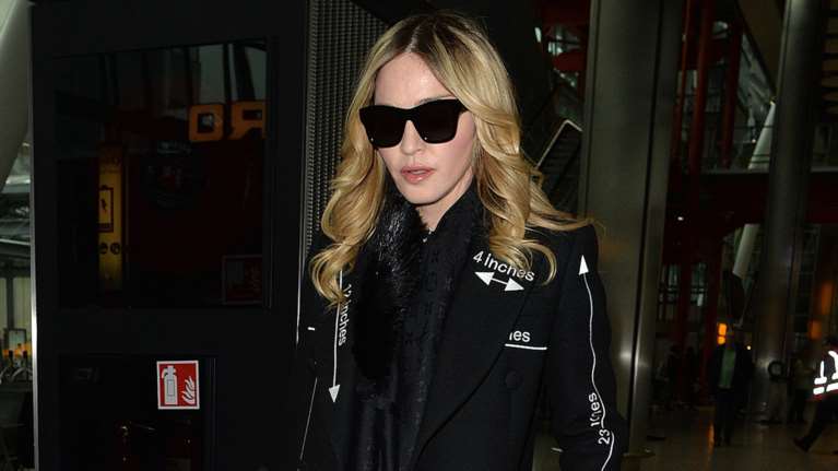 Καταρρακωμένη και ντυμένη στα μαύρα επέστρεψε στο Λονδίνο η Μαντόνα