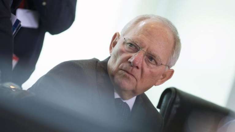 O Σόιμπλε δίνει15 χιλ.€ από την τσέπη του σε πρόσφυγες